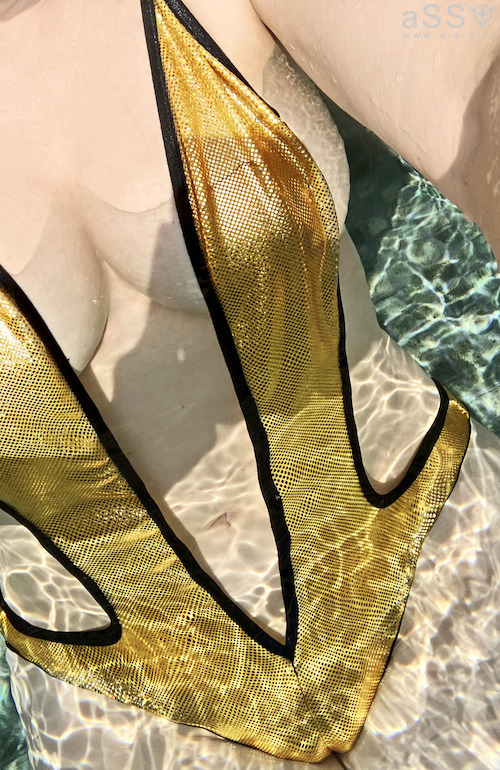 Tiefer Ausschnitt, Badekleid, aSwissString