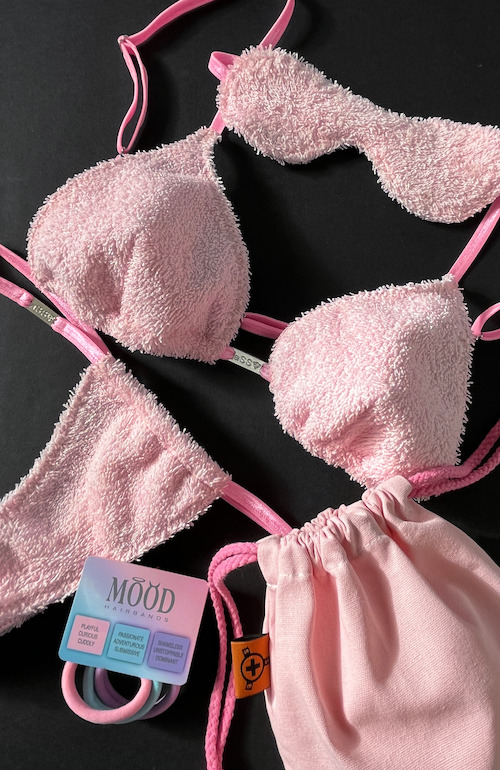 Ropa interior de rizo hecha a mano. La braguita es un tanga. 