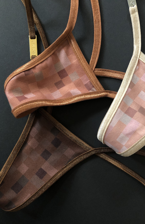 Handgemachte Microstring und Triangle Top mit hautfarbenen Elastikbändern und hautfarbenem Pixelstoff. Ideal um die intimsten Stellen zu "verpixeln". Es gibt 3 Farbtöne auszuwählen von hell über mittelbraun bis dunkelbraun. 