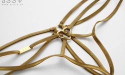 Handgefertigtes Dessous, bestehend ausschliesslich aus elastischen Bändchen mit einem Herz zwischen den Brüsten und vorne am Höschen.