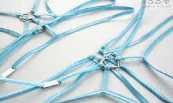 Handgefertigtes Dessous, bestehend ausschliesslich aus elastischen Bändchen mit einem Herz zwischen den Brüsten und vorne am Höschen.