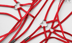 Handgefertigtes Dessous, bestehend ausschliesslich aus elastischen Bändchen mit einem Herz zwischen den Brüsten und vorne am Höschen.