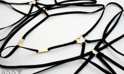 Handgefertigtes Dessous, bestehend ausschliesslich aus elastischen Bändchen mit einem Herz zwischen den Brüsten und vorne am Höschen.